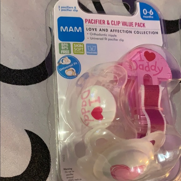 Two pacifiers and two clips - Picture 2 of 4